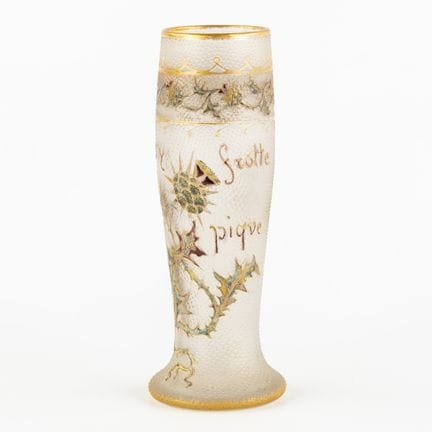 多姆·南锡（Daum Nancy），“Qui s'y Frotte, s'y Pique”，饰有蓟花