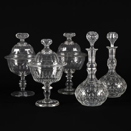 Trois bonbonnières et une paire de carafes, en cri