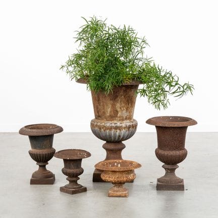 Una collezione di cinque vasi da giardino in ghisa