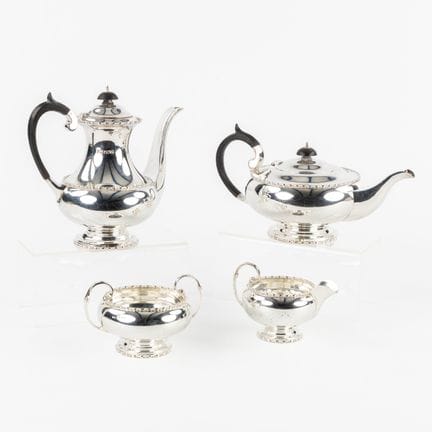 Walker &amp; Hall 咖啡与茶具套装。银质与乌木材质，重 1.514 公斤。



咖