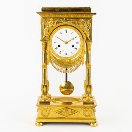 Un reloj de sobremesa antiguo, «La Renommée», Fais