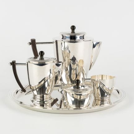 克里斯托弗（Christofle）品牌，一套5件式咖啡茶具，置于托盘上。装饰艺术风格。



咖啡壶