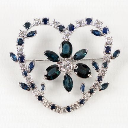 A heart-shaped brooch, 14ct white gold set with sa