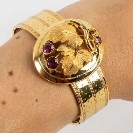Un bracciale decorato con un motivo a vite e pietr