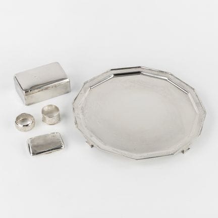 Five silver accessories, with an assiette volante,