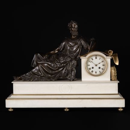 Reloj de sobremesa con una escultura de bronce de 