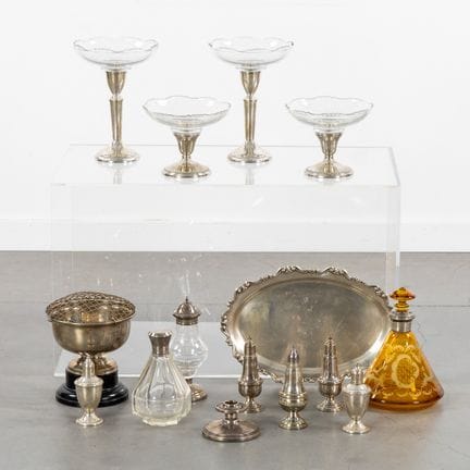 一套银质及镀银的金属餐具配件，包括碗、盐罐及其他器物，20世纪。



椭圆形盘，饰有卷草纹，巴勒莫