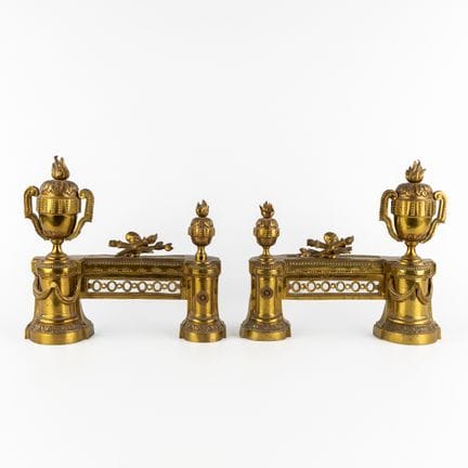 Un par de soportes para leña de bronce, estilo Lui