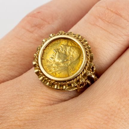 Un anello in oro giallo 18 carati con incastonata 