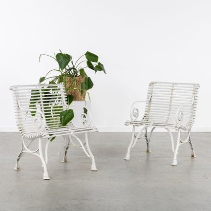 Coppia di sedie da giardino bianche con braccioli,