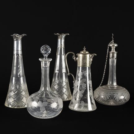 Cinq carafes ou décanteurs en cristal, avec des mo