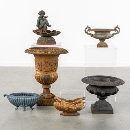 Una collezione composta da tre vasi da giardino in