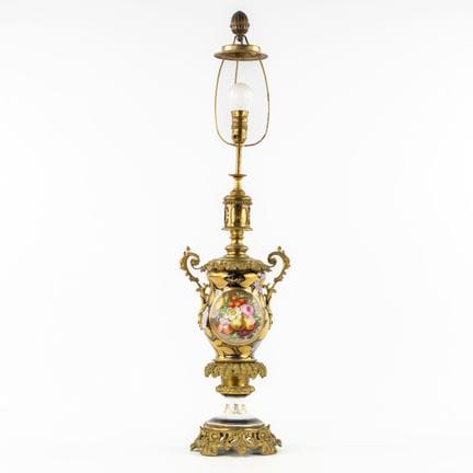 Una grande lampada da tavolo con decorazioni flore