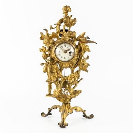 Reloj de sobremesa, decorado con una escena de caz
