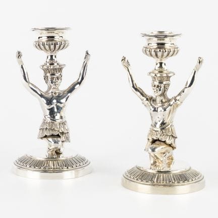Un par de candelabros de mesa con figuras de «Blac