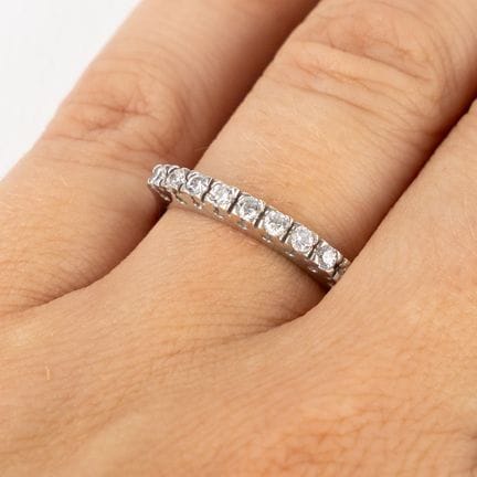 Anello con 9 pietre sfaccettate. Oro bianco 18 car
