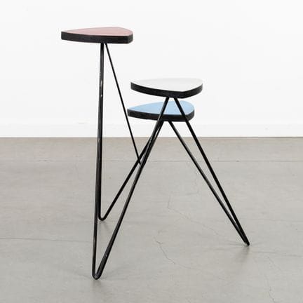 Un portavasi decorativo, in Formica e metallo pati