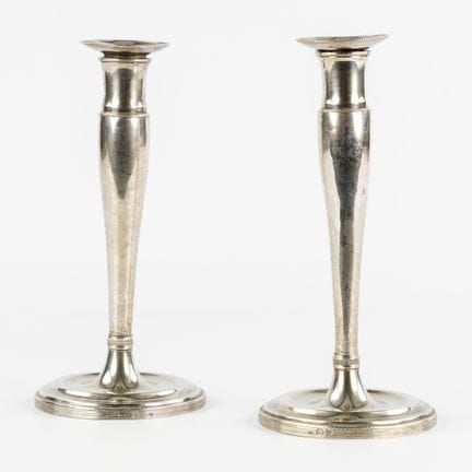Un par de candelabros de plata con bobèches desmon