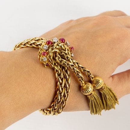 Un bracciale in oro giallo 18 carati con rubini e 