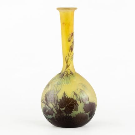 埃米尔·加莱（Emile Gallé，1846-1904）“饰有风铃草图案的单花瓶”，浮雕玻璃，新艺