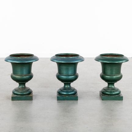 Set di tre vasi da giardino in ghisa, detti anche 