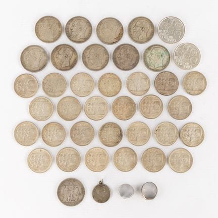 Una vasta collezione di monete e gioielli, in arge