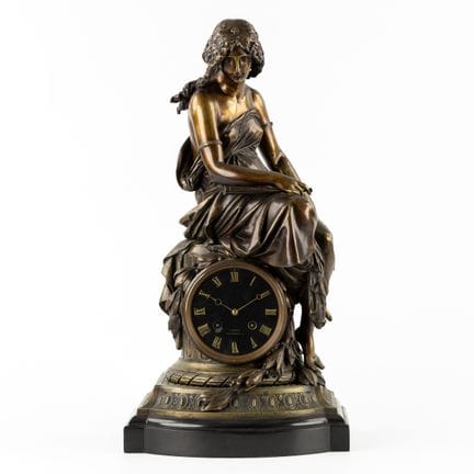 Reloj de sobremesa con una figura de Talía, musa d