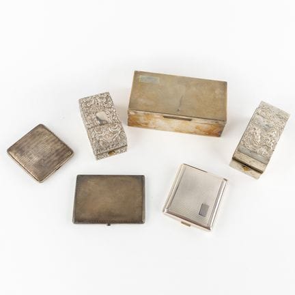 Una collezione di portasigarette in argento, scald