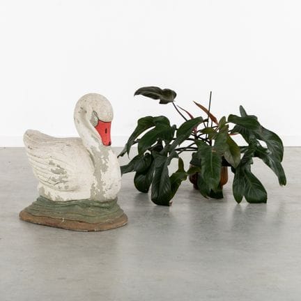 Una statua decorativa da giardino raffigurante un 