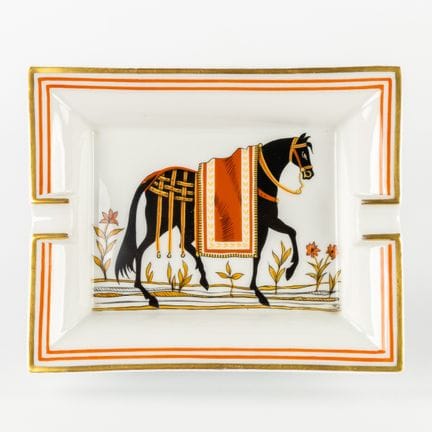爱马仕（Hermès），“橙色马鞍毯马”款小物件收纳盘，彩绘镀金瓷器。



彩绘镀金瓷器。

小物