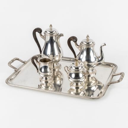 克里斯托弗（Christofle）“Perles”系列，5件套咖啡茶具套装。镀银的金属与乌木材质。

