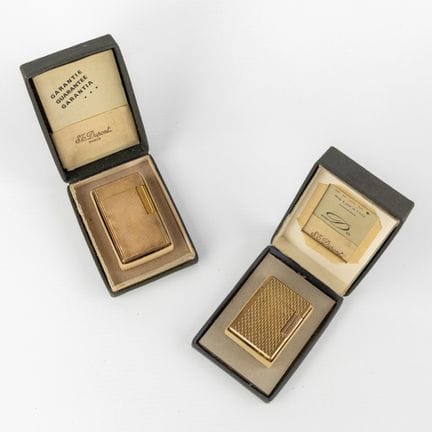 S.T. Dupont，两支镀金打火机，附原装盒，约1970年。



1) 带浮雕装饰的镀金打火机