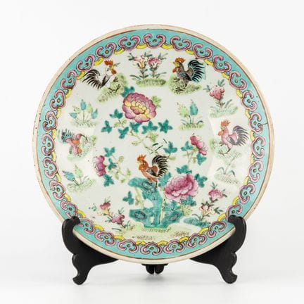Assiette chinoise à motifs de coqs, Famille Rose, 