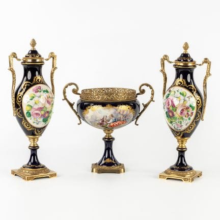 A.C.F. : une paire de vases et un bol, de style Sè