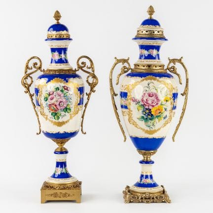 A.C.F. : paire de vases en porcelaine, style Sèvre