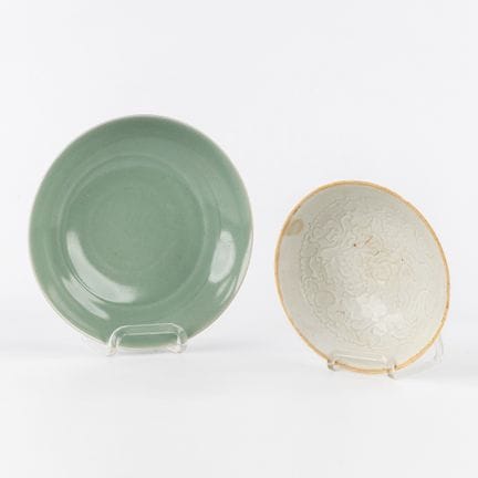 Deux assiettes ou bols chinois, à glaçure céladon 