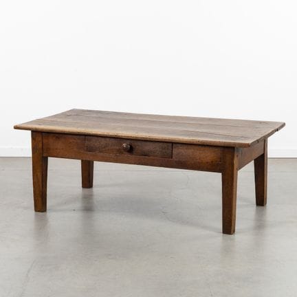 Ein antiker Couchtisch aus Holz mit einer Schublad