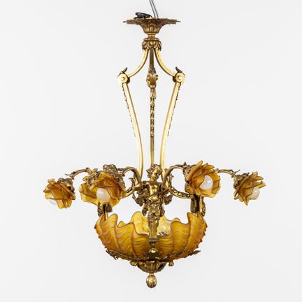 Lustre orné de putti et de plaques en forme de coq