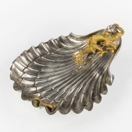 Plat en forme de coquillage orné d’un dragon japon