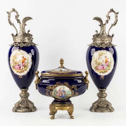 Une paire de vases décoratifs et un bol muni d’un 