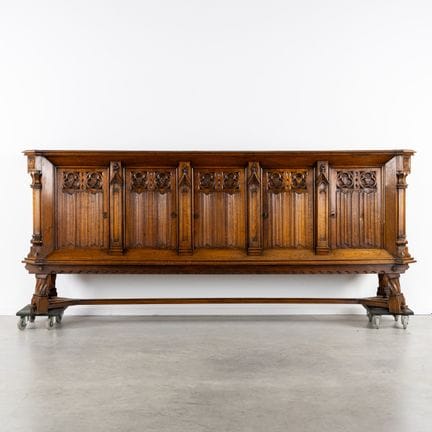Ein großes Sideboard im neugotischen Stil, verzier
