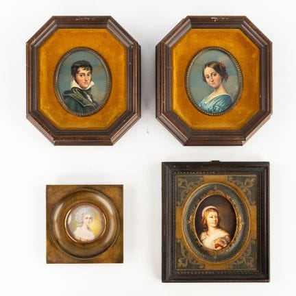 四幅微型肖像画，描绘了三位女士和一位年轻男子，19世纪/20世纪作品。



一对八边形画框，内含一