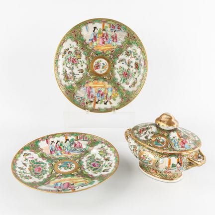 Une paire d'assiettes chinoises et une soupière, «