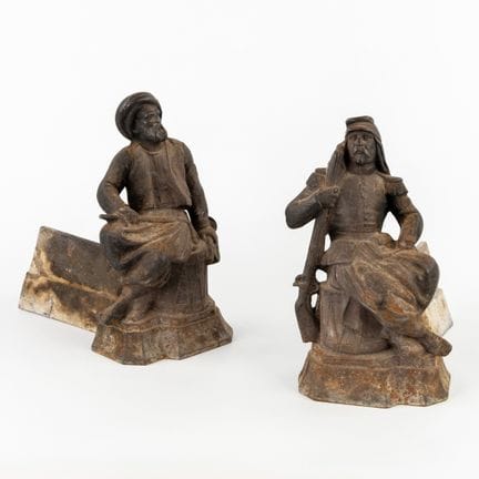 Une paire de chenets représentant des zouaves, en 