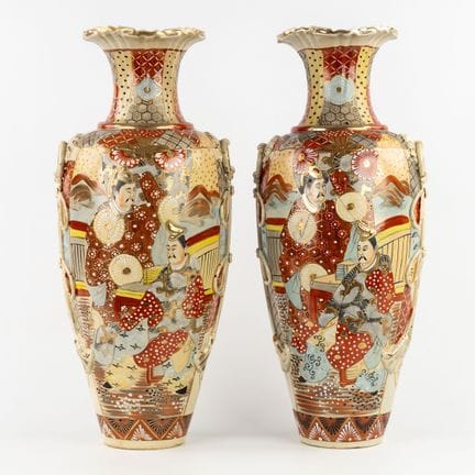 Un par de jarrones decorativos japoneses, de estil