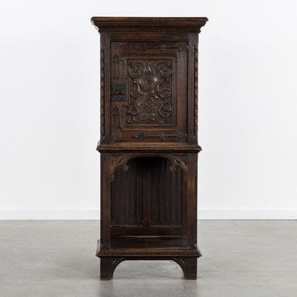 Ein Bahut-Schrank im neugotischen Stil, aus geschn
