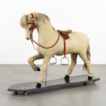 Taxidermie : un poney empaillé sous forme de cheva