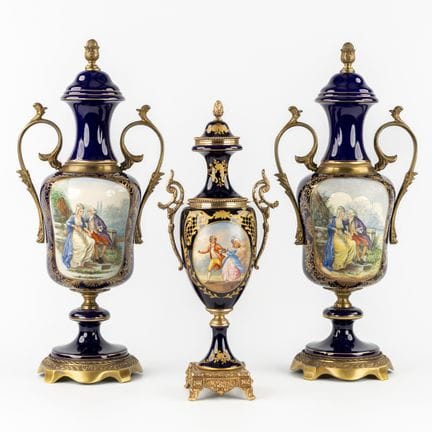 Trois vases décoratifs, dont une paire, de style S