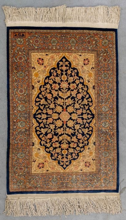 Tapis oriental en soie, fabriqué à la main et sign