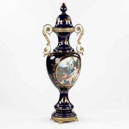 Vase décoratif bleu cobalt orné de bronze, dans le